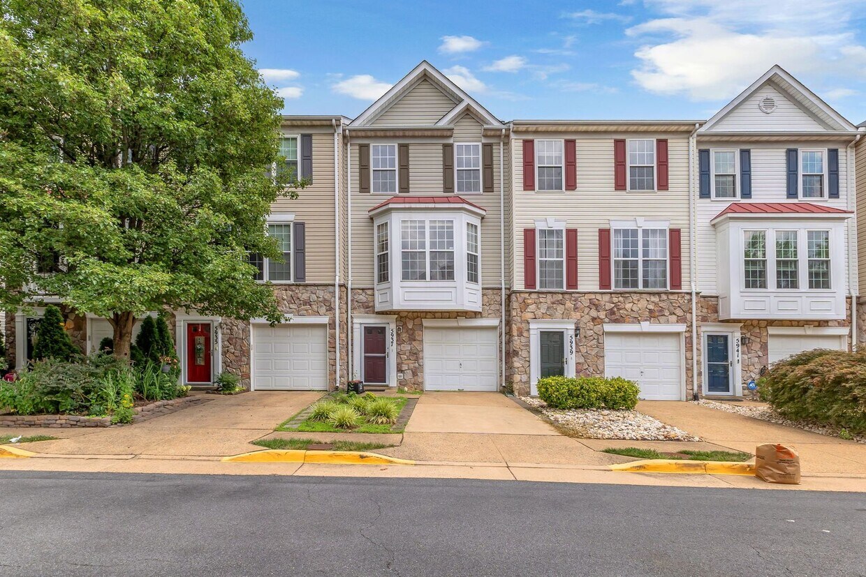 Foto principal - Dream Townhome in Kingstowne – Updated Ele...
