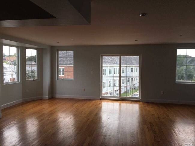 Foto del edificio - 361-61 Soundview Ln