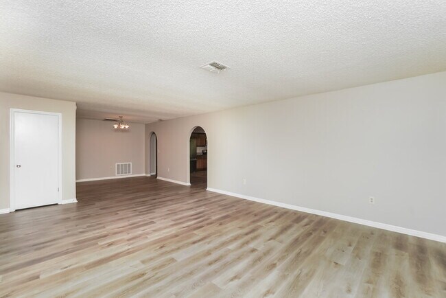 Foto del edificio - 13081 Hanley Dr