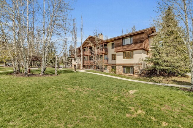 Building Photo - Pinecreek Condo -*$1000 off 1st Month's Re...