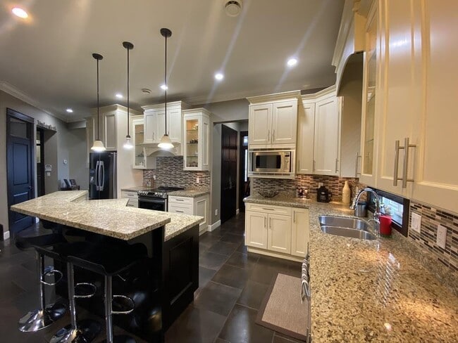 Building Photo - 11655-1187A 87a Ave