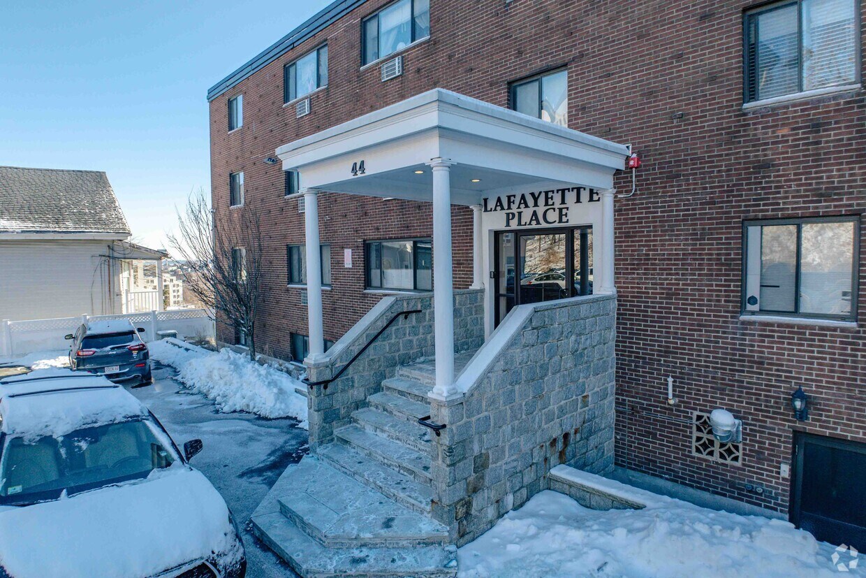 Entrada del edificio - Lafayette Apartments