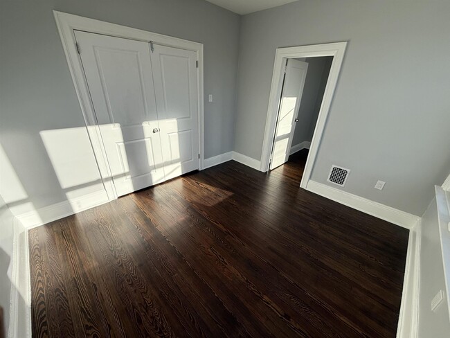 Foto del edificio - 308 Pearsall Ave