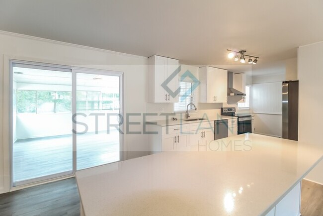 Building Photo - REDUCED!