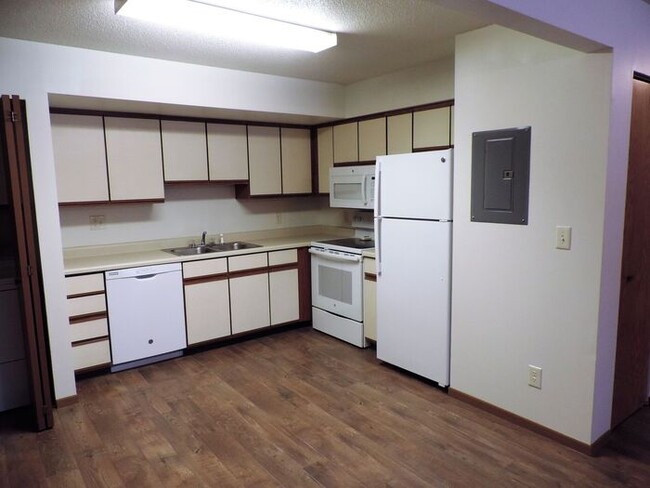 Building Photo - $1095 | 2 Bedroom, 1 Bathroom Condo | Pet ...