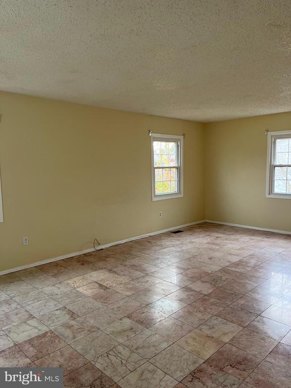 Building Photo - 42 Genesee Ln