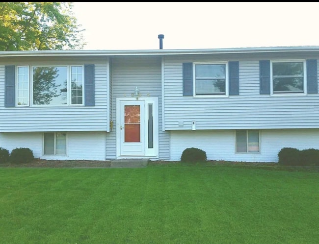 Building Photo - 1855 Queens Dr
