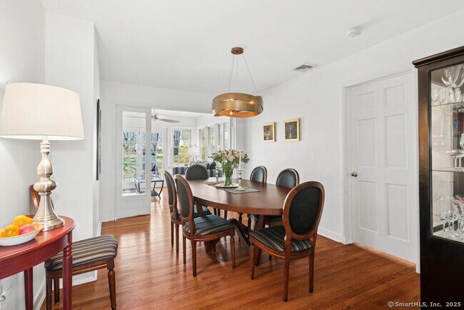 Foto del edificio - 564 Fairfield Woods Rd