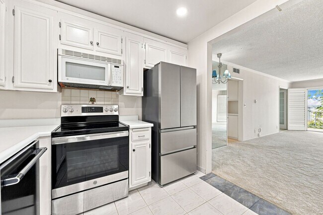 Building Photo - Versailles Penthouse Condo for Lease | 2 Bed | 2 Bath | Newport Beach