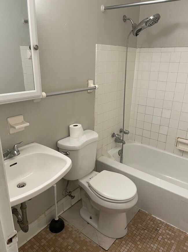 Baño - 957 Monroe Ave