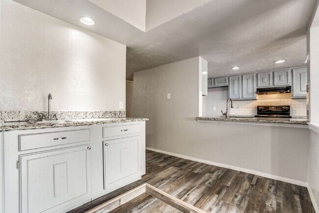 Foto del edificio - Stylishly Updated Home with Spacious Living and Ample Outdoor Space