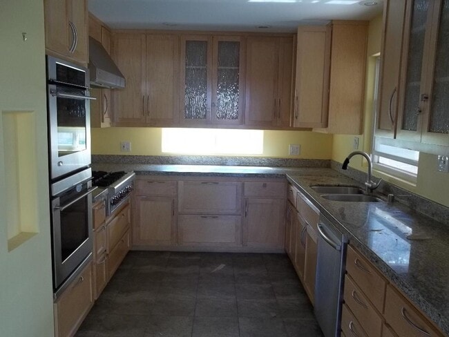 Building Photo - Beautiful 4 bed 2.5 bath