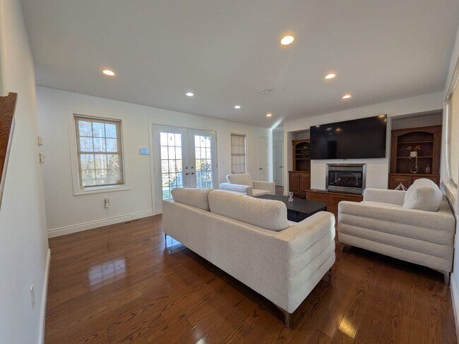 Building Photo - 130 River Dr