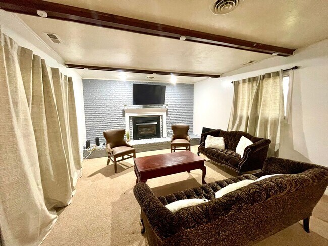 Foto del edificio - Spacious Home with Large Yard, Hot Tub, and More