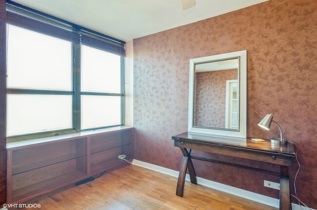 Foto del edificio - 655 W Irving Park Rd
