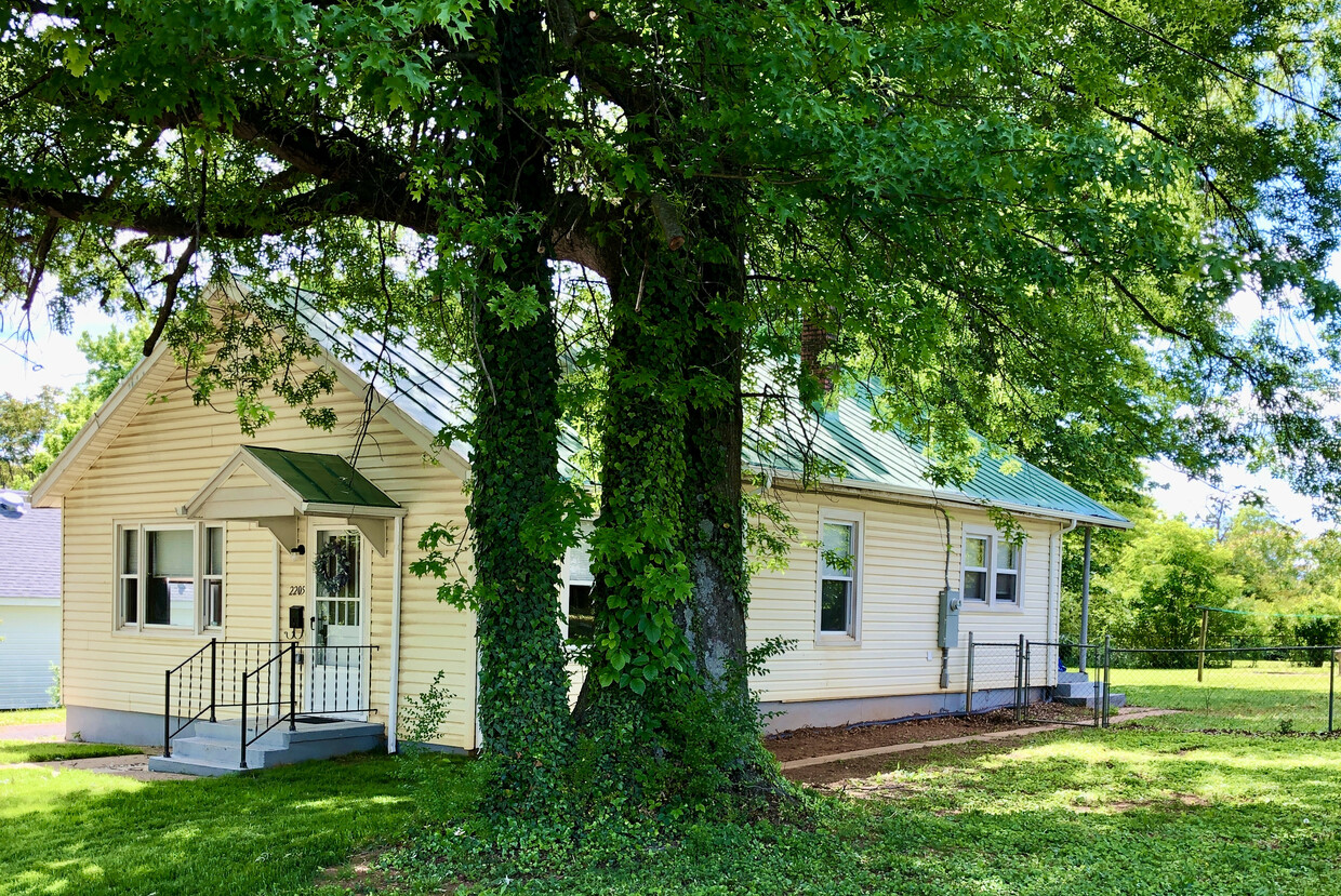 Beautiful Remodeled 3 Bedroom home with 1480 sqft. of living and storage space. - 2205 Mayflower Dr