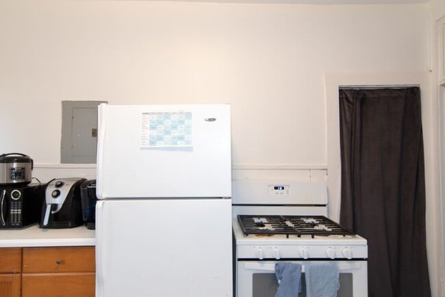 Photo - Gorgeous three bed room great sun light  Large bedrooms. Apartment