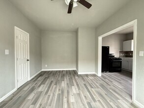 Building Photo - 221 Caylor St