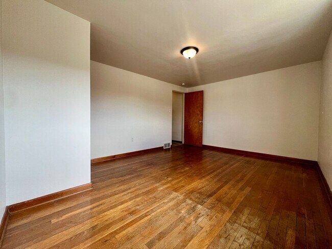 Foto del edificio - Cozy Two Bedroom Townhome with Central AC & Off-Street Parking! Call Today to Schedule a Tour!