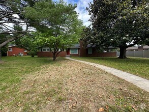 Building Photo - 1006 Scottland Dr
