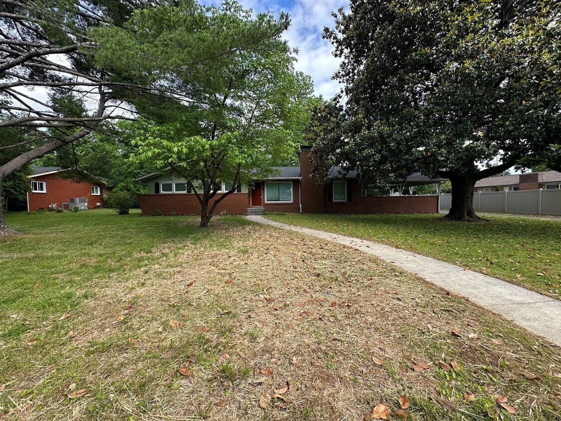 Primary Photo - Charming Home In Murfreesboro Steps From MTSU