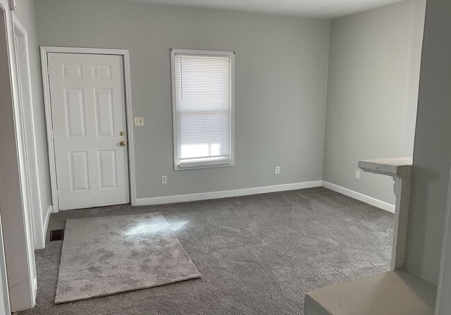 Building Photo - Available Now! Two bedroom home !!