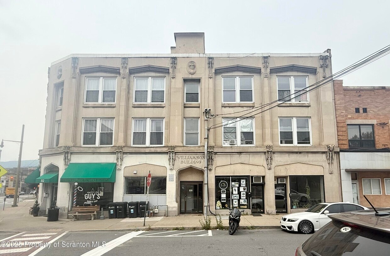 Foto principal - 102 Delaware Ave