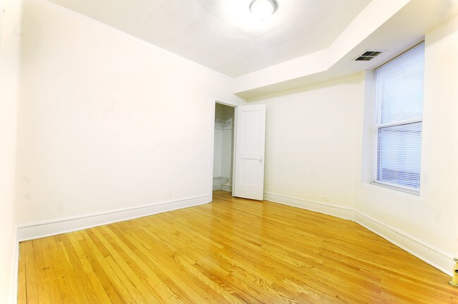 Building Photo - 5207 W Belmont Ave