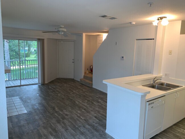 Foto del edificio - Central Park II Condos -  Downtown Sarasota Annual Rental 1-Bedroom 1-Bath $1595
