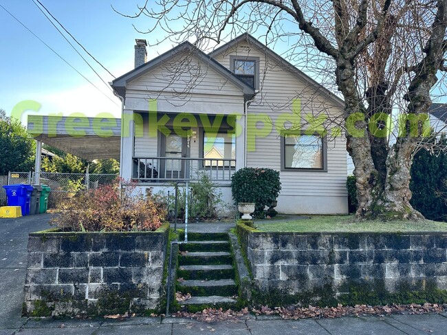 Foto del edificio - Huge, fenced back yard! Garage! Nice bonus...