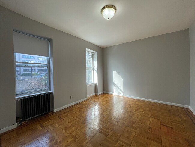 Building Photo - 305 W 111th St