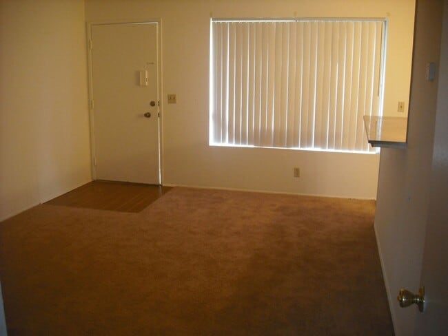 Building Photo - Wonderful 1 bedroom ground floor condo