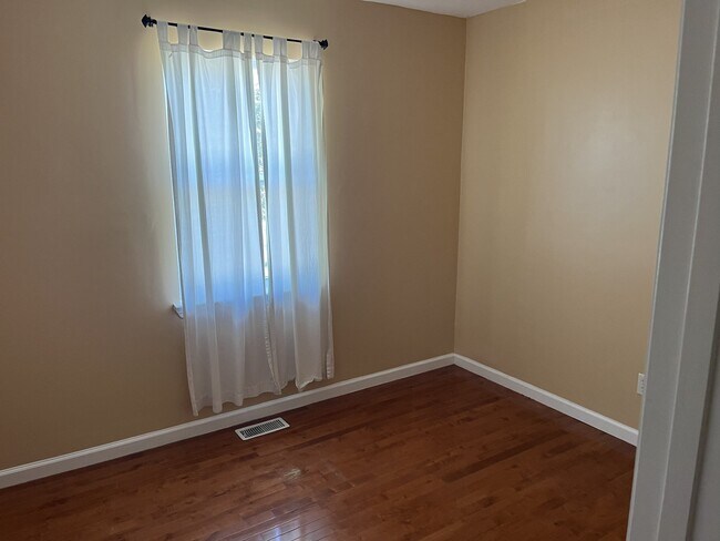 Foto del edificio - 8941 N Hickory Valley Rd