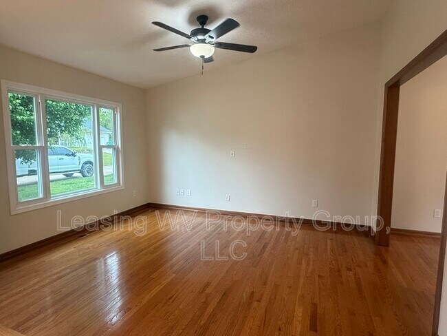 Foto del edificio - 448 Kingswood Dr