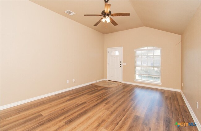 Building Photo - 402 Sladecek Dr