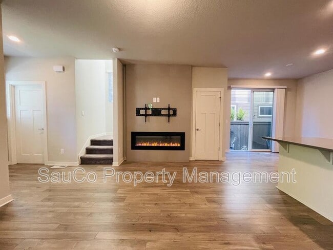 Building Photo - 6473 SE Genrosa St