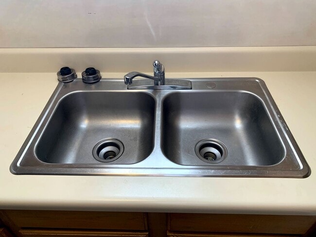 Building Photo - Well maintained 1 bedroom apartment 30 minutes from Asheville in downtown Marion, NC