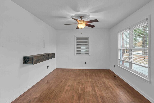 Building Photo - 203 Pineview Rd