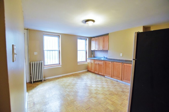 Building Photo - 484 Monroe St