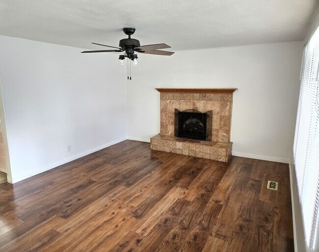 Foto del edificio - 4575 Balsam Ave
