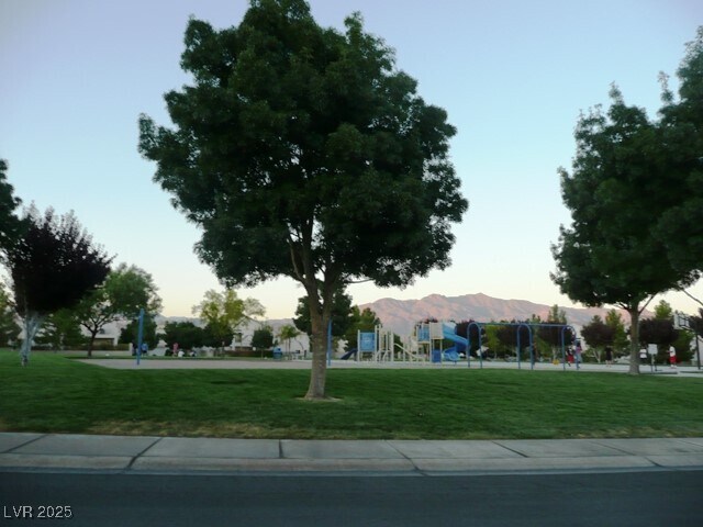Foto del edificio - 8632 Honey Vine Ave