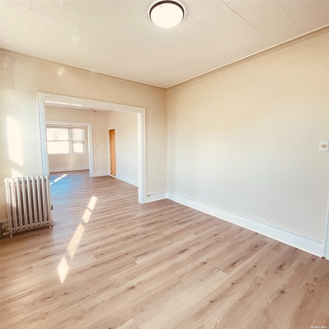 Building Photo - 70-08 68th Pl