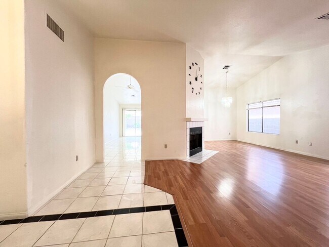 Building Photo - Very nice single-family