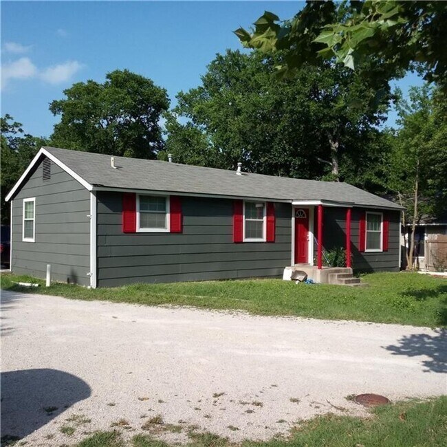 Building Photo - 608 1/2 Genard Unit B