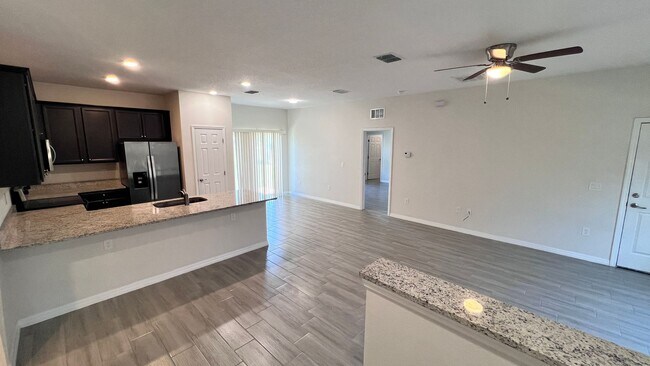 Foto del edificio - BEAUTIFUL 3 Bedroom, 2 Bathroom Home in Pa...