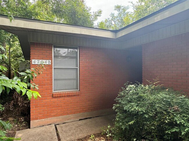 Foto del edificio - 4704 Red River St