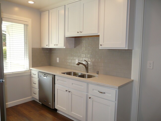 Building Photo - Beautifully Remodeled 4 Bedroom 2 Bath Los...