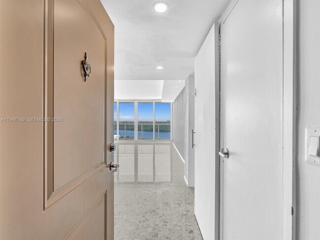 Foto del edificio - 100 Bayview Dr