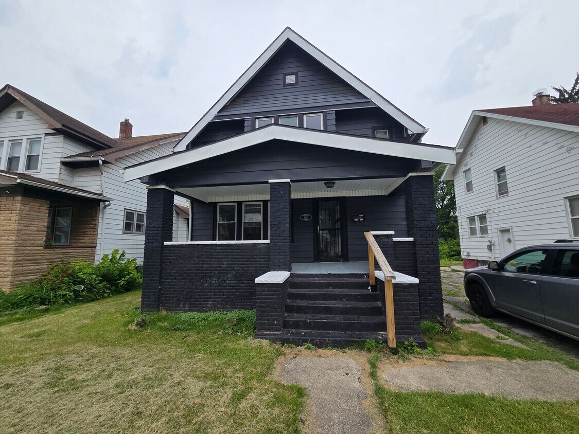 Primary Photo - 3 Bedroom House