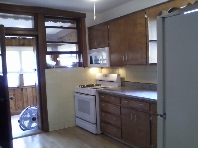 Kitchen - 5623 N Mango Ave Apartments